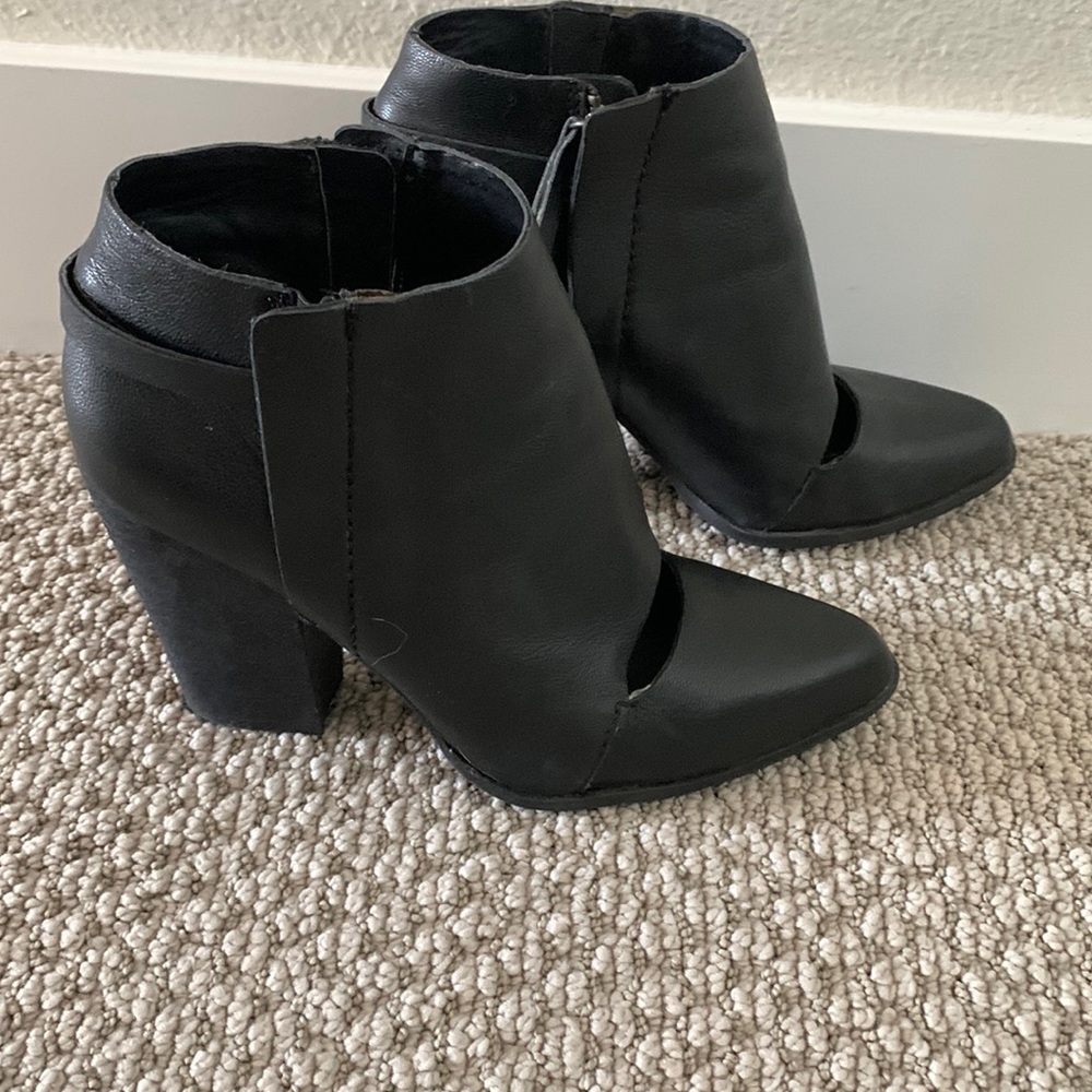 Joe’s Jeans Black Leather Ankle mid heel boot